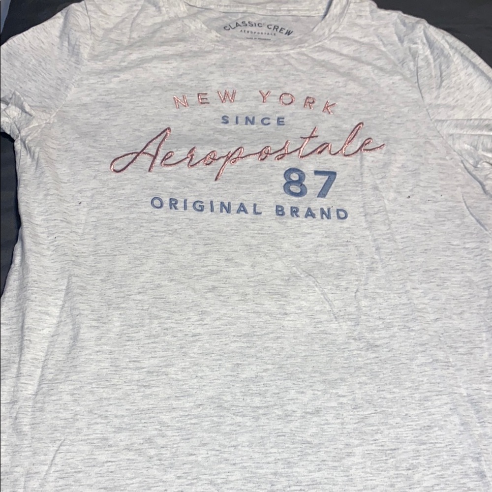 Aeropostale Gray Short Sleeve Tee with Graphic Design